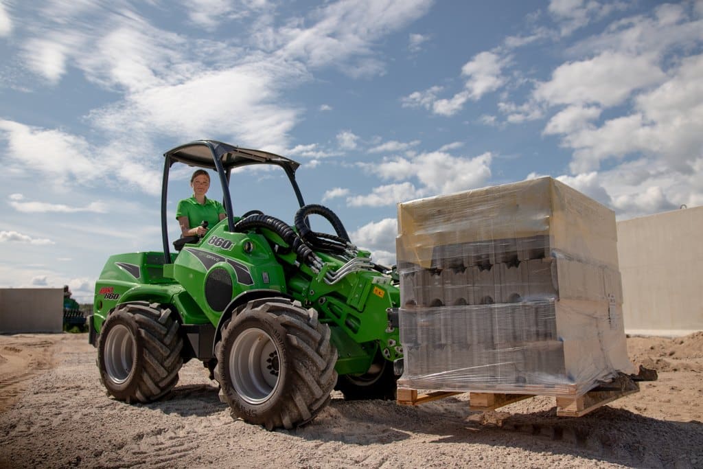 Kloubový nakladač Avant 860i s přídavným nářadím paletizační vidle.