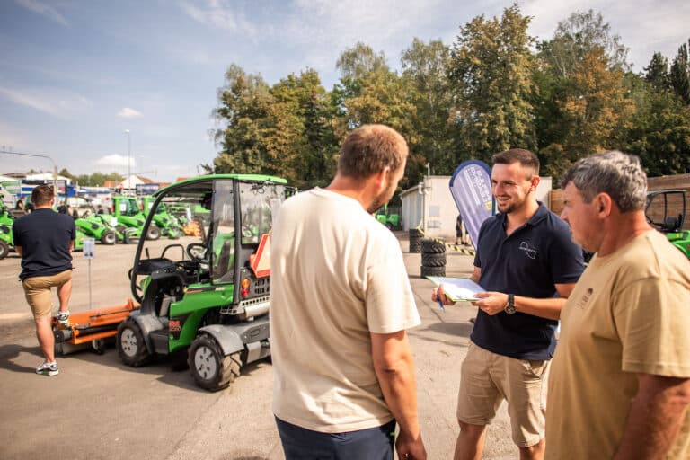 Oslava 20. výročí existence společnosti Avistech spolu s vystavenými nakladači a příslušenstvím.